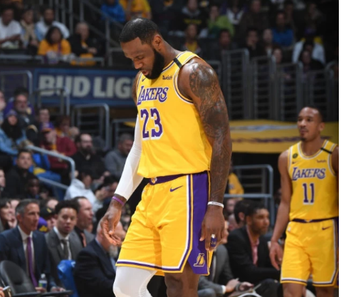  詹姆斯50分里程碑 湖人险胜凯尔特人  