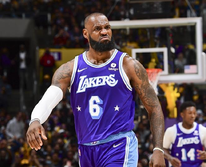  詹姆斯轰三双领衔湖人逆转终结连败颓势